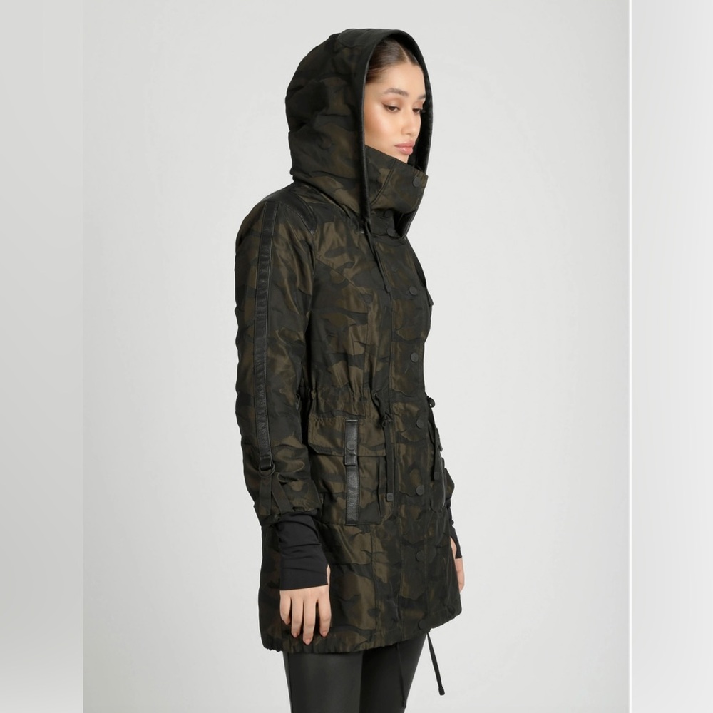 Hooded light-Mid weight Camo Anorak Jacket